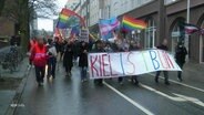 Menschen demonstrieren gegen Rechtsextremismus in Kiel. © Screenshot 