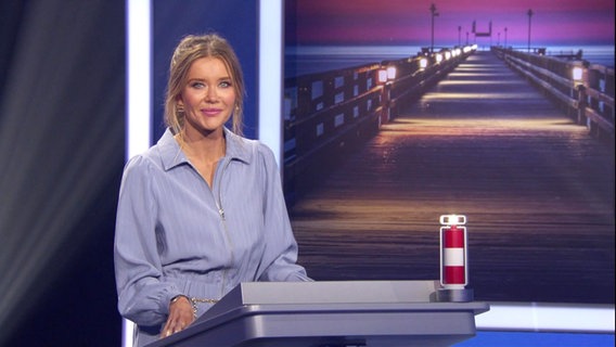 Laura Karasek moderiert die NDR Quizshow. © Screenshot 