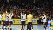 Die Flensburger Handballer bedanken sich klatschend bei ihren Fans. © Screenshot 