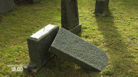 Ein zerbrochener, geschändeter Grabstein auf dem jüdischen Friedhof in Leer.  © Screenshot 
