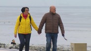 Ein Paar geht an der Nordsee spazieren. © Screenshot 