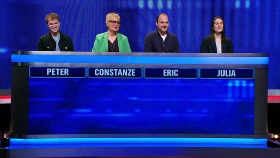 Kandidat*innen einer Quizshow © Screenshot 