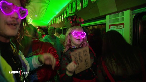 Karnevalisten tanzen in einem Sonderzug der Deutschen Bahn. © Screenshot 