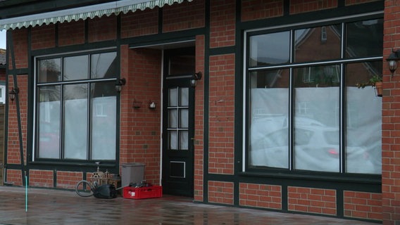 Mit Papier verhangene Fenster eines geschlossenen Gasthofs © Screenshot 