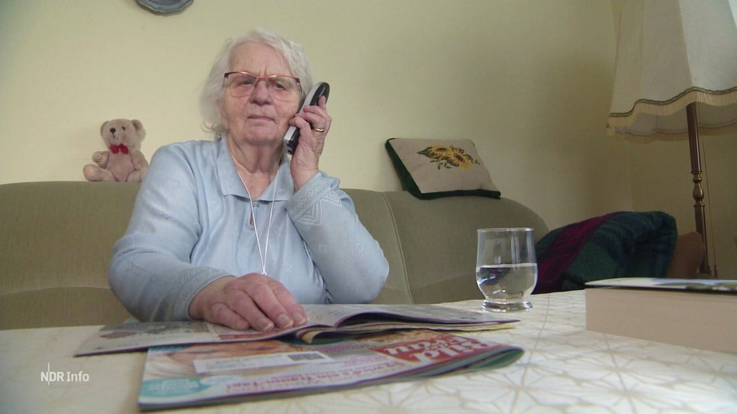 Helga Drews wartet seit Wochen vergeblich darauf, dass ihr Telefon-Anschluss wieder funktioniert.