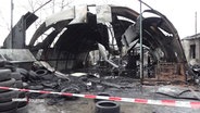 Eine Lagerhalle in Georgsweder ist vollständig abgebrannt. © Screenshot 