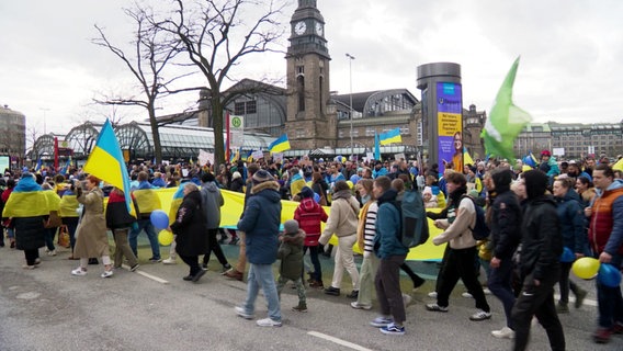 In Hamburg demonstrieren zahlreiche Menschen in ukrainischen Flaggen gehüllt - am zweiten Jahrestag des russischen Überfalls auf die Ukraine. © Screenshot NDR 