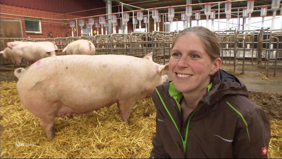 Junge Landwirtin wird im Schweinestall interviewt. © Screenshot 