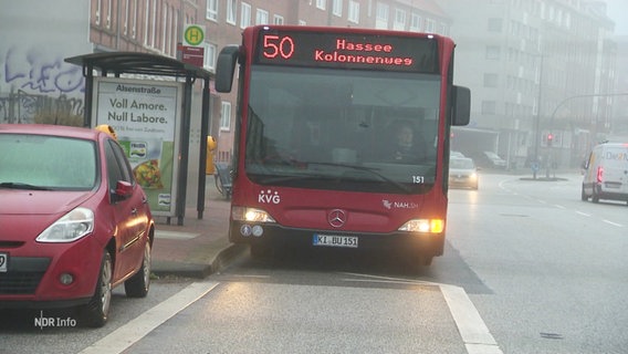 Ein Bus, der an einer Haltestelle steht. © Screenshot 