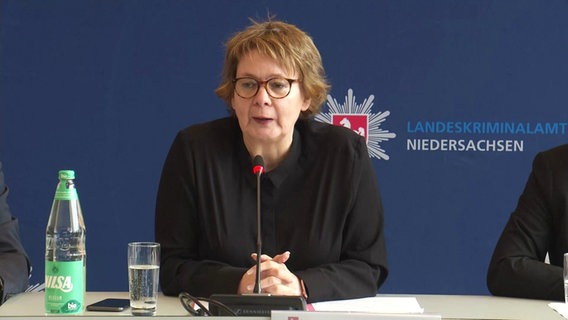 Daniela Behrens (SPD) prend la parole lors d'une conférence de presse.  © NDR 