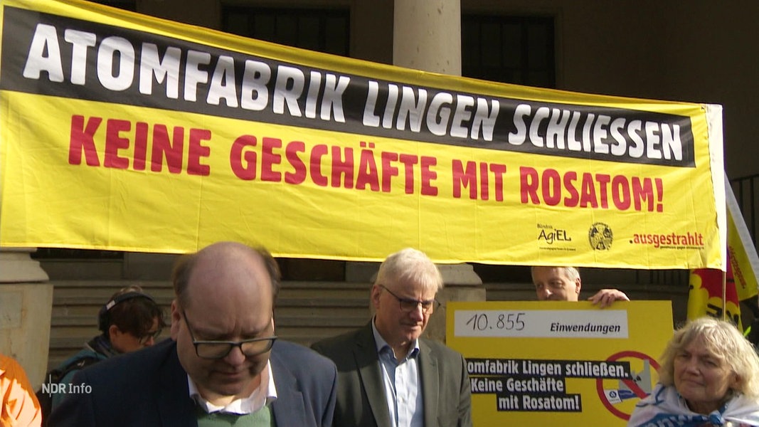 Ein Protestbanner mit der Aufschrift: Atomfrabrik Lingen schliessen.