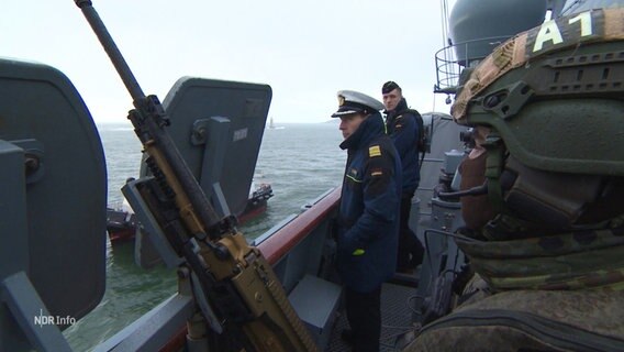 Marinesoldaten an Bord einer Fregatte. © Screenshot 