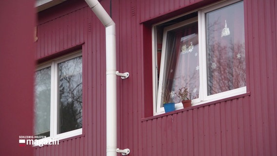 Ein gekipptes Fenster an einer provisorischen Unterkunft. © Screenshot 