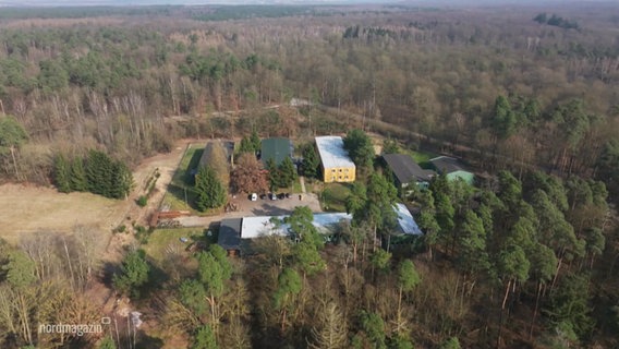 Aufnahme aus der Luft: Eine Geflüchtetenunterkunft mitten im Wald gelegen. © Screenshot 