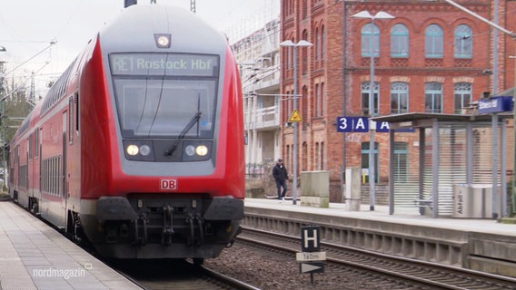 Ein Regionalexpress an einem Gleis mit Ziel Rostock Hbf. © Screenshot 