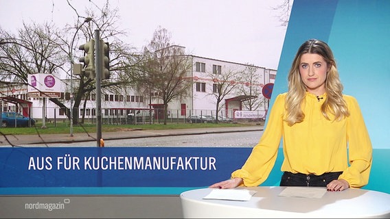 Nachrichtensprecherin Lilli Michaelsen im Studio, links von ihr ein Bild eines Firmengebäudes und die Unterschrift: "Aus für Kuchenmanufaktur". © Screenshot 