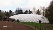 Die Tragluftsporthalle sieht aus wie ein riesiges weißes Luftkissen. © Screenshot 