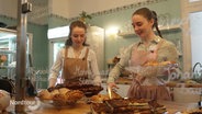 Die Schwestern Henriette und Victoria Thron in ihrem "Café Glücklich" in Wismar. © Screenshot 