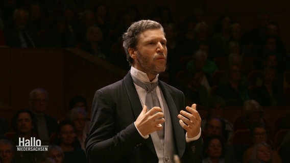 Stanislav Kochanowsky dirigiert bei einem Konzert. © Screenshot 