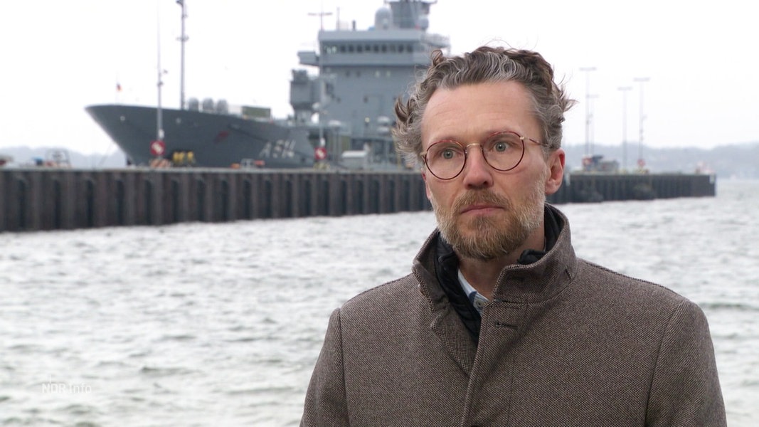 Sicherheitsexperte Johannes Peters von der Universität Kiel äußert sich zum Munitionsmangel der deutschen Marine.