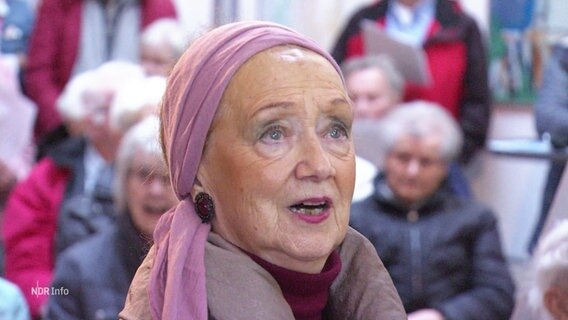 Eine Hobby-Sängerin singt in der Bürgerhalle. © Screenshot 