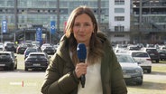 NDR-Reporterin Hannah Bird berichtet vom Gelände des Hamburger SV. © Screenshot 