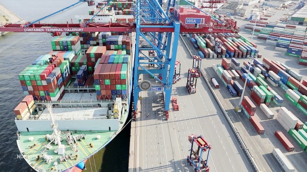 Ein Containerschiff am Hamburger Hafen wird beladen.