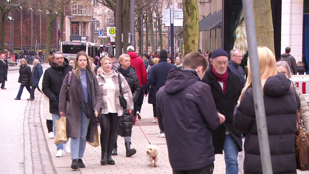 Passanten gehen am verkaufsoffenen Sonntag durch die Hamburger Innenstadt.