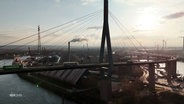 Die Köhlbrandbrücke überspannt Teile des Hamburger Hafengebietes sowie die Elbe. © Screenshot 