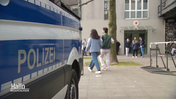 Ein Polizeiwagen vor dem Türkischen Konsulat in Hannover. © Screenshot 