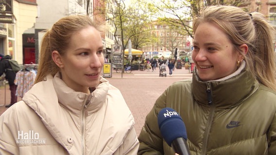Zwei junge Frauen in der Fußgängerzone am NDR-Mikrofon. © Screenshot 