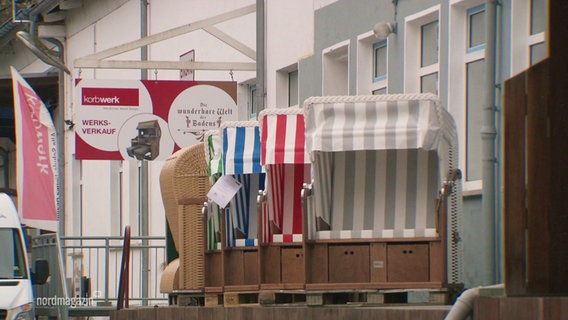 Klassische Strandkörbe der Heringsdorfer Strandkorbmanufaktur nebeneinander. © Screenshot 