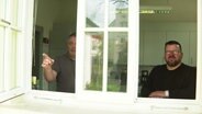 Olaf Alves und Andreas Erburt am Fenster ihres Hausmeisterbüros. © Screenshot 