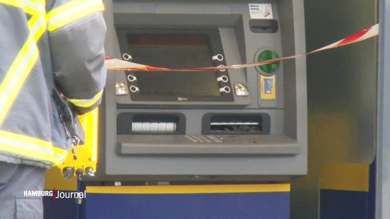 Ein Geldautomat der Postbank ist mit rot-weißem Band abgesperrt. © Screenshot 