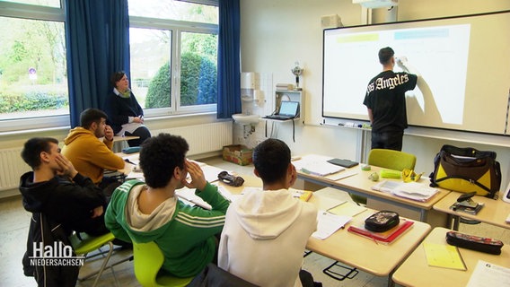 Schüler im Klassenzimmer beim Unterricht © Screenshot 