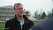 NDR Reporter interviewt Einwohner auf einem Fußballplatz in Lalendorf. © Screenshot 