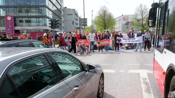 Die Letzte Generation blockiert eine Kreuzung in Altona. © TV Newskontor Foto: Screenshot