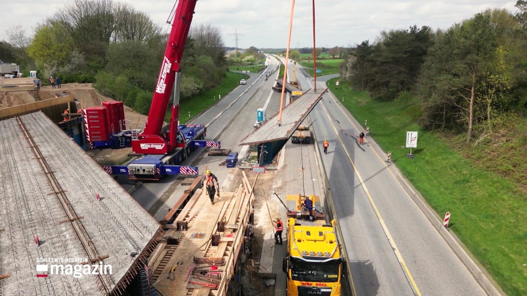 An der A7 in Owschlag werden Stahlträger für eine neue Brücke eingesetzt.
