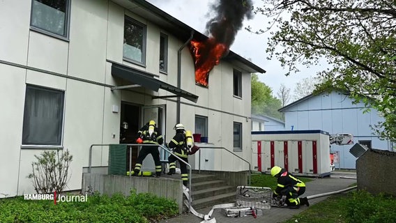 Feuerwehrleute versuchen einen Brand in einer Flüchtlingsunterkunft in Rahlstedt zu löschen. © Screenshot 