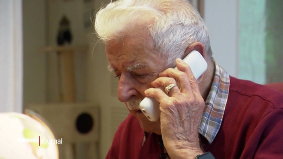 Ein älterer Herr telefoniert mit einem schnurlosen Festnetztelefon. © Screenshot 