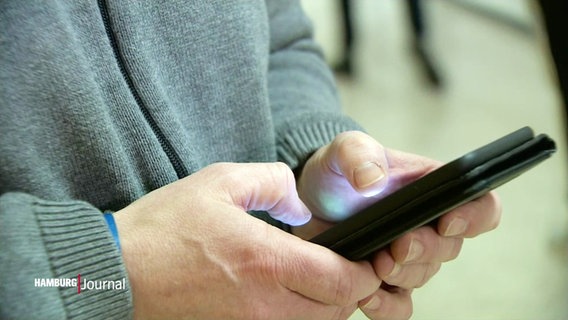 Eine Person tippt auf einem Smartphone. © Screenshot 