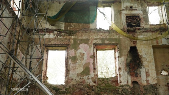 Die innere Fassade einer Ruine. © Screenshot 