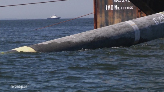 Ein Stück der Pipeline für das LNG-Terminal bei Mukran schaut aus dem Wasser. © Screenshot 