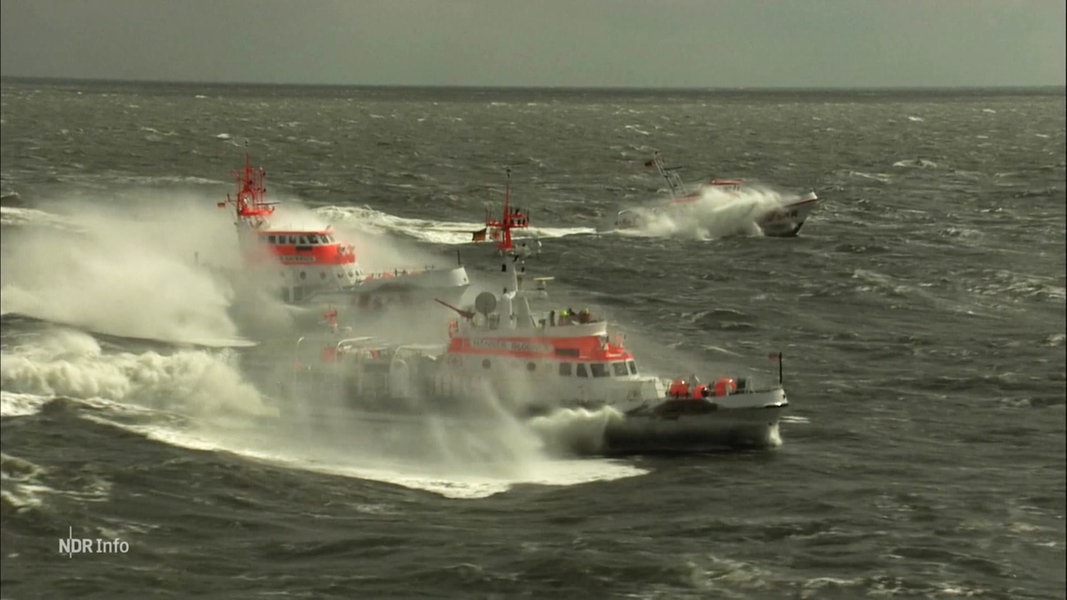 Boote der Seenotrettung fahren über das Meer.