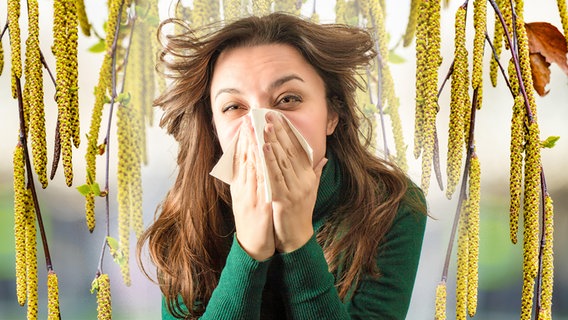 Eine Allergikerin muss niesen. (extra 3 vom 02.05.2024 im Ersten) © NDR 