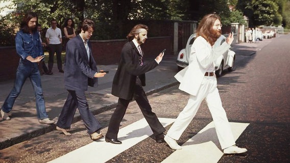 Die Beatles auf der Abbey Road mit Smartphone. (extra 3 vom 02.05.2024 im Ersten) © NDR 