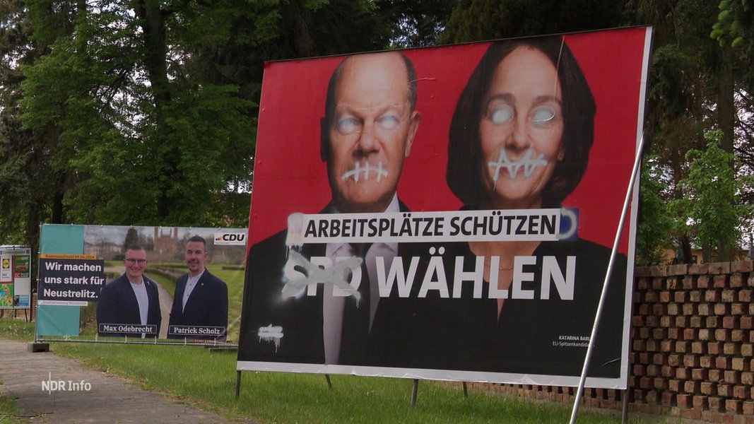 Ein verschandeltes Wahlplakat der SPD, das Bundeskanzler Olaf Scholz und die Europa-Spitzenkandidatin Katarina Barley zeigt. 