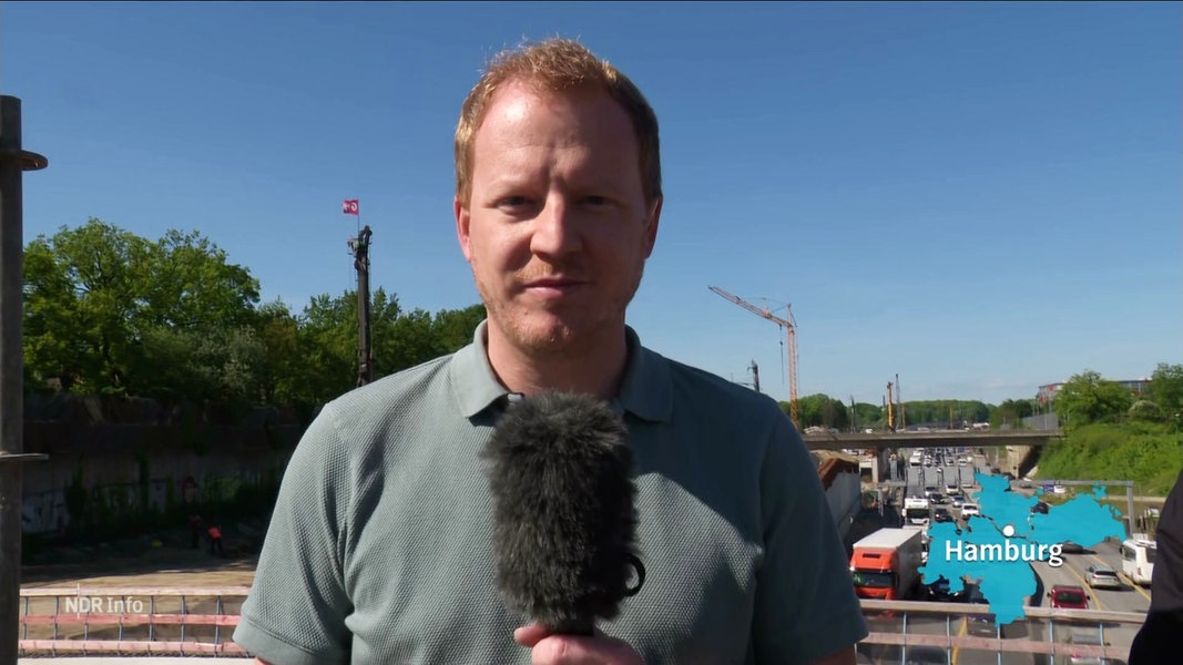 NDR-Reporter Thorsten Iffland berichtet von der Autobahn A7 in Hamburg.