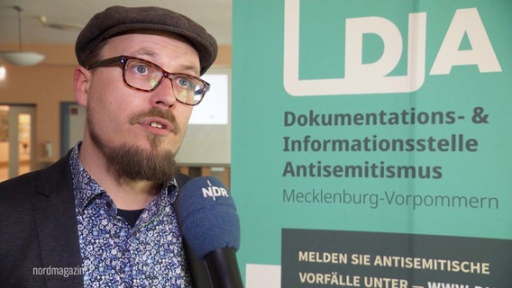 Ein Mitarbeiter der Dokumentations- & Informationsstelle Antisemitismus MV äußert sich zum aktuellen Jahresbericht. © Screenshot 