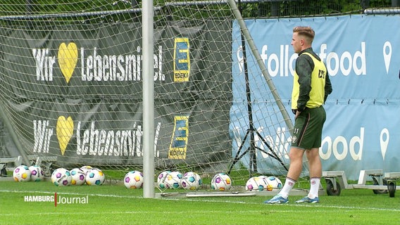 FC St. Pauli-Stürmer Johannes Eggestein steht beim Trainning neben einem Fußballtor. © Screenshot 